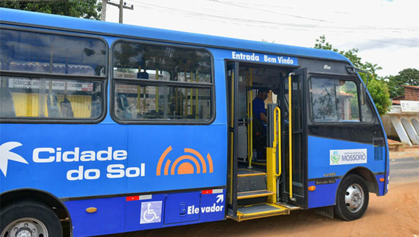 Imagem 1 -  Linha de ônibus Nova Vida tem seu itinerário alterado devido à realização de obras na BR-304. O desvio começa nesta sexta-feira (22) e permanecerá até a conclusão dos trabalhos, com o objetivo de garantir a segurança dos passageiros e proporcionar maior fluidez ao trânsito no local. O novo percurso começará na Rua Presidente Dutra, onde os ônibus seguirão para o outro lado da pista, na rua marginal. No semáforo em frente ao Supermercado Rebouças e ao Posto Fan, o ônibus fará uma curva à esquerda na Rua Sabino Valentim, seguindo o trajeto da linha Universidades; veja todas as mudanças.
