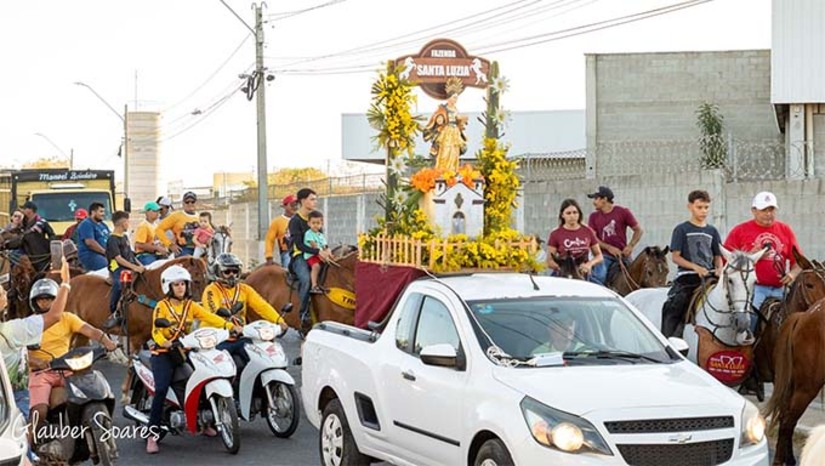 Imagem 1 -  A concentração será a partir de 15h, na Área Pastoral São João Paulo II, no bairro Sumaré. Já às 16h ocorre a bênção aos animais, cavaleiros e amazonas pelo padre Flávio Augusto Forte Melo, coordenador-geral da festa. Logo após, inicia a cavalgada com destino ao Parque Brasil de Vaquejada, situado no conjunto Bom Jesus.    A programação inclui ainda momentos de oração e muita animação, com Lalauzinho de Lalau, Dudu Teclas, Forró Azunhado e Manoel Marinho. A participação é aberta para todas as pessoas que queiram participar. A organização informa que quem quiser comprar a camisa da Cavalgada da Luz, deve se dirigir a Lojinha de Santa Luzia, que fica vizinho a Catedral.
