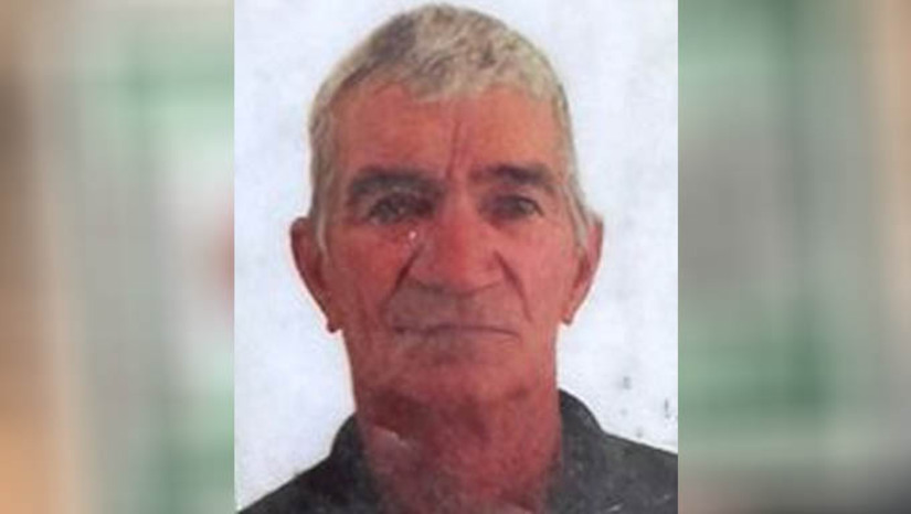 Imagem 1 -  Idoso é assassinado a tiros na RN-013 em Mossoró; vítima é pai de PM morto em 2023. Aldeliso Carvalho Soares, de 69 anos, foi encontrado morto às margens da rodovia, na zona rural de Mossoró, sentindo Tibau, na manhã desta sexta-feira (22).  Ele foi alvejado por disparos de arma de fogo, nas proximidades do Assentamento Jurema. A vítima desta quinta era o pai do policial militar Joel Marques Neto, também assassinado a tiros, no dia 8 de dezembro de 2023, em um posto localizado na entrada de Tibau. A 10ª DHPP de Mossoró vai investigar a motivação do homicídio de Aldeliso e se tem qualquer ligação com o assassinato do filho dele. 