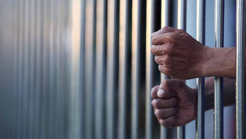 Imagem 1 -  Condenado por estuprar amiga da própria filha é preso em Parelhas. A prisão do criminoso, um homem de 43 anos, aconteceu nesta sexta-feira (22). De acordo com as investigações, o homem cometeu a ação criminosa em 2023, contra uma adolescente, amiga da própria filha dele. Após a prisão, ele foi conduzido à delegacia para a realização dos procedimentos legais e, em seguida, encaminhado ao sistema prisional, onde cumprirá uma pena de 9 anos e 9 meses de reclusão em regime fechado.