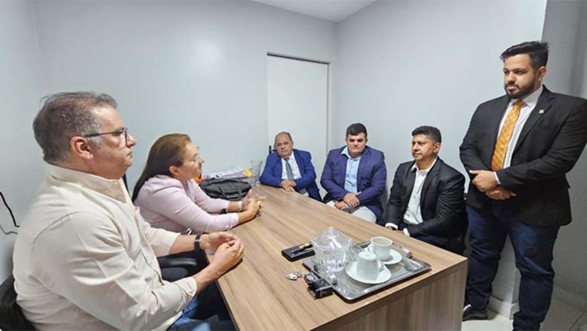 Imagem 1 -  Os vereadores se reuniram com os diretores Manoel Nobre e com Larizza Queiroz e discutiram o cenário da obstetrícia em Mossoró. Os parlamentares cobraram que o Governo do Estado assegure às mulheres o direito de dar à luz na cidade pelo Sistema Único de Saúde (SUS). Entre as alternativas propostas pelos parlamentaress, esta o aproveitamento de profissionais médicos do Hospital da Mulher Maria Correia, enquanto não se resolvem gargalos daquela unidade e o atraso de pagamento aos obstetras vinculados à Associação de Proteção à Infância e à Maternidade de Mossoró (Apamim), mantenedora do Hospital Maternidade Almeida Castro.