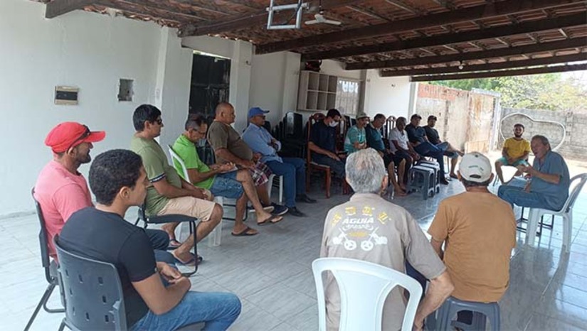 Imagem 1 -  Consultor em apicultura, Charles da Silva Paiva, que acompanha o grupo há um ano, destacou que os apicultores da localidade já estão colhendo os primeiros frutos, conseguindo com o pouco de manejo aplicado colher um pouco de mel fora da safra, chamado de florada intermediária. A atividade de apicultura no Assentamento Jurema tem parceria da Prefeitura de Mossoró, através da Secretaria de Agricultura, Serviço Nacional de Aprendizagem Rural (Senar) e Sebrae. A comunidade conta 17 apicultores assistidos pelo programa de assistência técnica que tiveram a oportunidade de conhecer novas técnicas de manejo com o especialista da área.