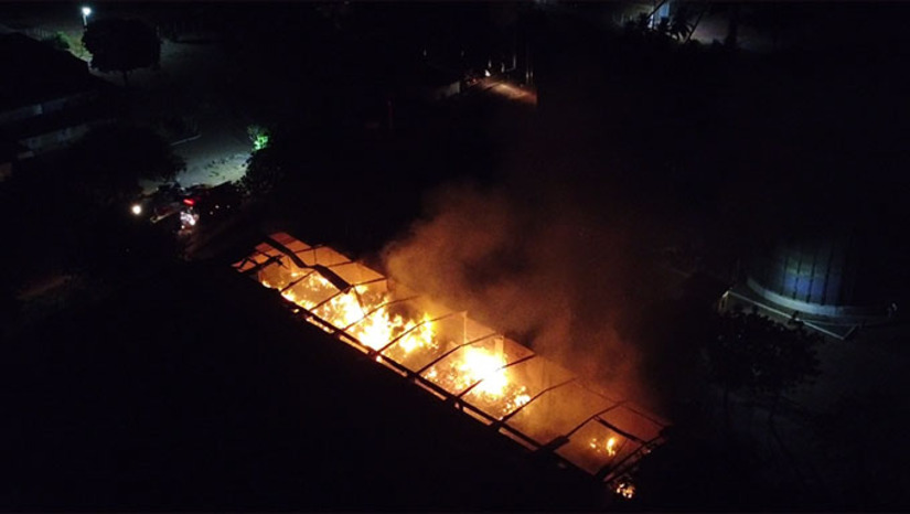 Imagem 1 -  Também neste sábado, 30, o Corpo de Bombeiros tentou evitar que o fogo destruísse dois apartamentos, um no Abolição I e outro na Nova Betância. No caso da Granja Aveforte, as chamas avançaram rapidamente, destruindo todo o galpão da fábrica de embalagens de ovos, apesar dos esforços do Corpo de Bombeiros e os pipeiros da Prefeitura de Mossoró-RN