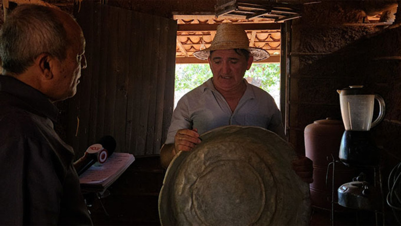   E foi gravando vídeo para alegrar o coração da mãe Madalena Teixeira, que o agricultor Juarez Jácome, de 55 anos, trocou o cabo da enxada pelos vídeos, passando a alegrar os corações de milhões de seguidores nas redes sociais, como Tik Tok e Instagram; Chega a gravar 15 vídeos durante os finais de semana, no cenário que construiu e estruturou, com as próprias mãos, no sítio que reside na comunidade de Alagoinha, distante 15 km de cidade de Mossoró, onde recebeu a reportagem do MH esta semana para contar um pouco de sua história.