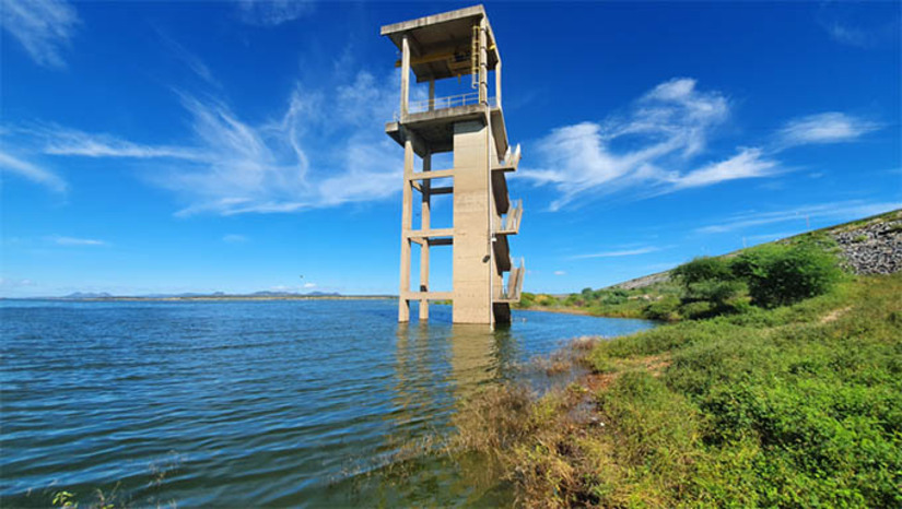 Imagem 1 - Governo promove capacitação para profissionais sobre segurança de barragens no RN. Uma nova edição do Capacita Crea Mútua será realizada na sexta-feira (13), no município de Assú. O evento, realizado pelo Igarn, em parceria com Conselho Regional de Engenharia e Agronomia do Rio Grande do Norte, visa capacitar servidores municipais, engenheiros, técnicos e outros profissionais da área, oferecendo conhecimento teórico e prático para a identificação, monitoramento e mitigação de riscos associados às barragens. Imagem 1 - Governo promove capacitação para profissionais sobre segurança de barragens no RN. Uma nova edição do Capacita Crea Mútua será realizada na sexta-feira (13), no município de Assú. O evento, realizado pelo Igarn, em parceria com Conselho Regional de Engenharia e Agronomia do Rio Grande do Norte, visa capacitar servidores municipais, engenheiros, técnicos e outros profissionais da área, oferecendo conhecimento teórico e prático para a identificação, monitoramento e mitigação de riscos associados às barragens.