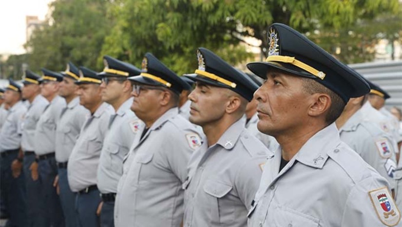 Imagem 1 - O Curso de Aperfeiçoamento de Sargentos (CAS) 2024 teve início no último dia 16 de setembro, no Centro de Formação e Aperfeiçoamento da Polícia Militar (CFAPM), em Natal, sob o comando da Tenente-Coronel PM Joseneide Xavier de Paiva. Também foram realizados cursos avançados de ensino nas cidades de Mossoró, Caicó, Pau dos Ferros e Nova Cruz. O treinamento foi concluído no último dia 05, com duração de aproximadamente de três meses. No total, 569 sargentos-alunos foram formados, adquirindo competências técnico-profissionais necessárias para o exercício dos cargos e funções de 1º Sargento e Subtenente da PMRN Imagem 1 - O Curso de Aperfeiçoamento de Sargentos (CAS) 2024 teve início no último dia 16 de setembro, no Centro de Formação e Aperfeiçoamento da Polícia Militar (CFAPM), em Natal, sob o comando da Tenente-Coronel PM Joseneide Xavier de Paiva. Também foram realizados cursos avançados de ensino nas cidades de Mossoró, Caicó, Pau dos Ferros e Nova Cruz. O treinamento foi concluído no último dia 05, com duração de aproximadamente de três meses. No total, 569 sargentos-alunos foram formados, adquirindo competências técnico-profissionais necessárias para o exercício dos cargos e funções de 1º Sargento e Subtenente da PMRN