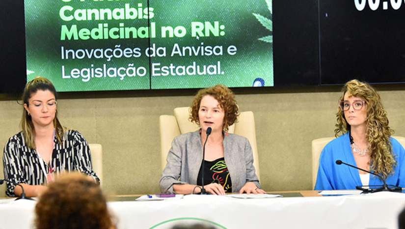 Imagem 1 -  Em Audiência Pública realizada nesta quarta-feira, 11, na Assembléia Legislativa do Rio Grande do Norte, a deputada Isolda Dantas destacou: “Não é justo que um tratamento tão promissor fique restrito somente a quem consegue pagar três ou quatro salários mínimos por mês por um medicamento que pode ser produzido aqui a baixo custo. Nosso compromisso é construir um sistema em que o acesso seja prioridade, beneficiando todas as famílias que precisam, especialmente as mais vulneráveis”