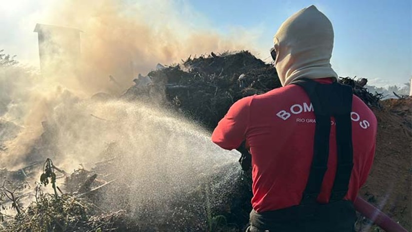 Imagem 1 -   No total, o Grupamento de Bombeiros de Mossoró atendeu 380 chamadas ao longo do ano. O número reflete a alta incidência de queimadas na região, que é marcada por condições climáticas e geográficas propícias à propagação do fogo. O Corpo de Bombeiros Militar do Rio Grande do Norte (CBMRN) contabilizou 1.856 ocorrências de incêndios em vegetação de janeiro a novembro de 2024, demonstrando a crescente demanda por esse tipo de atendimento no estado. O CBMRN reforça que a prevenção é fundamental para reduzir os incêndios em vegetação e orienta a população a evitar queimadas irregulares.