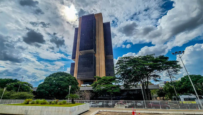 Imagem 1 -  BC aumenta juros para 12,25% e governo diz que medida prejudica crescimento. A chamada taxa Selic subiu um ponto percentual. Segundo o Copom, o Comitê de Política Monetária, a decisão levou em consideração a alta do dólar, as incertezas na economia global e no pacote fiscal do governo. O aumento da taxa gerou repercussão no governo e no setor produtivo. O ministro da Fazenda, Fernando Haddad, disse ter recebido com surpresa a notícia da elevação dos juros básicos da ecomonia e comentou que o governo persegue as metas fiscais. 