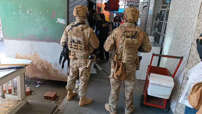Imagem 1 -  Forças de Segurança realizam ação para combater distribuição e venda ilegal de cigarros no RN. A 2ª Fase da Operação Retomada I foi deflagrada na manhã desta quinta-feira (12). Foram cumpridos 14 mandados judiciais de busca e apreensão em residências e depósitos de propriedade de operadores e distribuidores do produto ilegal na Grande Natal, além de três mandados de busca e apreensão em João Pessoa/PB. Também foram fiscalizadas cigarreiras clandestinas instaladas no bairro do Alecrim. Como resultado das buscas, foram apreendidas caixas de cigarros, além de veículos, celulares, computadores, notebooks, documentos contábeis e agendas. 