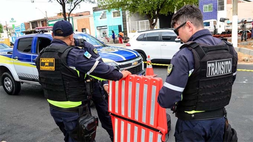 Imagem 1 -  As intervenções no trânsito terão início às 13h, com o isolamento total das ruas e avenidas no entorno do Mosteiro Santa Clara, ponto de partida da peregrinação. Durante o evento, a circulação de veículos será completamente proibida nessas áreas, assegurando a proteção dos fiéis. À medida que o cortejo avança pela Avenida Presidente Dutra, até a Catedral de Santa Luzia, as interdições também progredirão, garantindo que todo o trajeto da procissão permaneça seguro e organizado.  Para a organização e segurança, a operação contará com a atuação integrada de agentes de trânsito, guardas municipais, Polícia Rodoviária Federal (PRF) e Polícia Rodoviária Estadual (DPRE). O Departamento de Mobilidade orienta os condutores a planejarem seus deslocamentos utilizando rotas alternativas.