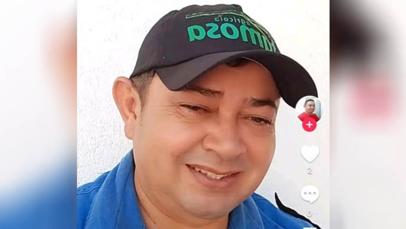 Imagem 1 - Vigilante de empresa do ramo da fruticultura é morto a tiros na região da Cacimba Funda. De acordo com informações da PM do Ceará, Antônio Reginaldo da Silva, de 47 anos, foi encontrado na manhã desta quinta-feira (12), dentro de um carro, com várias perfurações na região do peito. Ele trabalhava como vigilante em uma empresa do ramo da fruticultura, localizada na Maisa, zona rural de Mossoró/RN. O vigilante estaria indo trabalhar no momento do crime. A polícia civil do Ceará irá investigar o caso. Imagem 1 - Vigilante de empresa do ramo da fruticultura é morto a tiros na região da Cacimba Funda. De acordo com informações da PM do Ceará, Antônio Reginaldo da Silva, de 47 anos, foi encontrado na manhã desta quinta-feira (12), dentro de um carro, com várias perfurações na região do peito. Ele trabalhava como vigilante em uma empresa do ramo da fruticultura, localizada na Maisa, zona rural de Mossoró/RN. O vigilante estaria indo trabalhar no momento do crime. A polícia civil do Ceará irá investigar o caso.