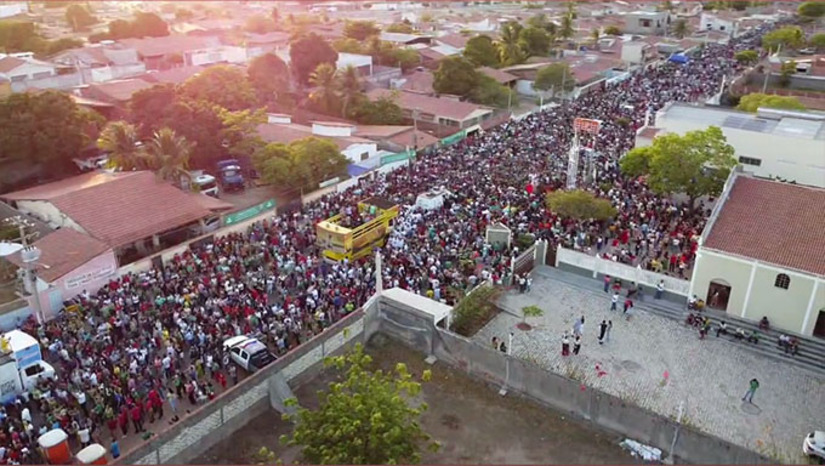 Imagem 1 -  A procissão de Santa Luzia, organizada pela Diocesse de Mossoró, partiu do Mosteiro de Santa Clara, por volta das 17h30, após as boas vindas do Bispo Dom Francisco Sales, da Governadora Fátima Bezerra e do prefeito Allyson Bezerra, encerrando com missão no Adro da Igreja Matriz, no Centro de Mossoró.