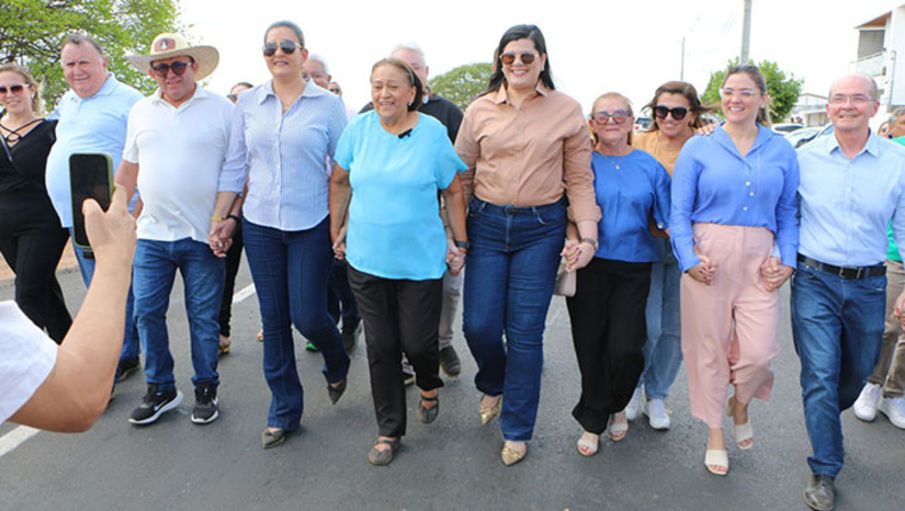 Imagem 1 -  “Essa estrada aqui que nós estamos oficializando hoje, ela 100% concluída, é uma das vias mais importantes da malha rodoviária do Alto Oeste. O potencial que tem essa região na agricultura, no comércio, no turismo, é uma região que se tornou um polo da educação, protagonizada exatamente por Pau dos Ferros. E mais um detalhe da RN-177, é que ela liga o Rio Grande do Norte a outra região, a outro estado que é o nosso vizinho Ceará”, disse a governadora Fátima Bezerra
