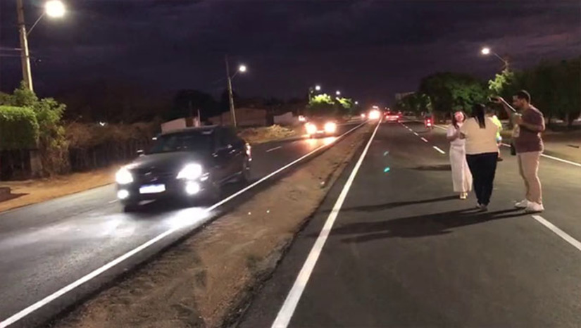 Imagem 1 -  Em agradecimento a governadora, a Câmara aprovou título de cidadã de Baraúna para a governadora Fátima Bezerra e a prefeita Divanize Oliveira ficou de joelhos na pista para agradecer pelas duas obras, que foram oficialmente inauradas na tarde noite deste sábado, dia 14 de dezembro de 2024. Em contato com o MH, a governadora Fátima Bezerra disse que o programa de restauração de rodovias continua no ano que vem.