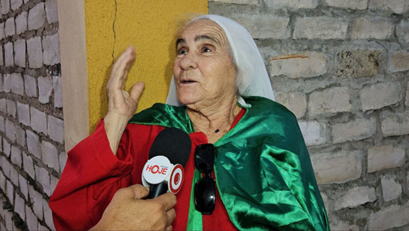 Imagem 1 - Há exatos 41 anos, Dona Luíza Benedita Bezerra, de 75 anos, residente em Mossoró-RN, se veste com as cores e símbolos de Santa Luzia e faz a caminhada da procissão no dia 13 de dezembro a pé, agradecendo a padroeira pela cura de uma forte infecção nos olhos da filha, que na época estava com 11 meses e hoje está com 42 anos. Em função da idade, ela conta que não consegue mais fazer a caminhada da procissão, mas participa do início, pega carona e reza na noventa de encerramento na catedral, no Centro de Mossoró-RN. Imagem 1 - Há exatos 41 anos, Dona Luíza Benedita Bezerra, de 75 anos, residente em Mossoró-RN, se veste com as cores e símbolos de Santa Luzia e faz a caminhada da procissão no dia 13 de dezembro a pé, agradecendo a padroeira pela cura de uma forte infecção nos olhos da filha, que na época estava com 11 meses e hoje está com 42 anos. Em função da idade, ela conta que não consegue mais fazer a caminhada da procissão, mas participa do início, pega carona e reza na noventa de encerramento na catedral, no Centro de Mossoró-RN.