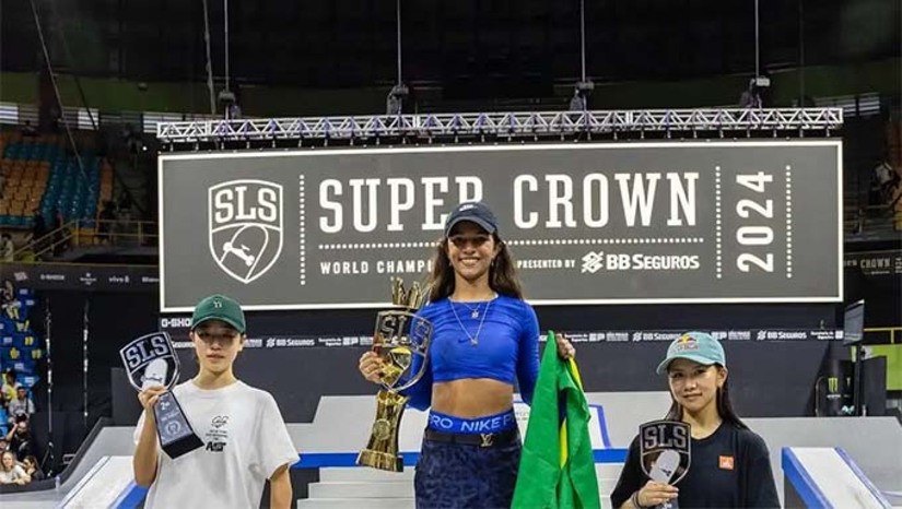 Imagem 1 - Maranhense é a 1ª atleta na história a levar três troféus seguidos. Rayssa levou o Ginásio Ibirapuera ao delírio ao cravar nota 9.1 na quinta e última chance, vencendo de virada a disputa com quatro japonesas (duas delas campeãs olímpicas) e uma australiana. A brasileira levantou o troféu e o prêmio de US$ 100 mil dólares (o equivalente a R$ 600 mil) ao somar 35.4 pontos. Imagem 1 - Maranhense é a 1ª atleta na história a levar três troféus seguidos. Rayssa levou o Ginásio Ibirapuera ao delírio ao cravar nota 9.1 na quinta e última chance, vencendo de virada a disputa com quatro japonesas (duas delas campeãs olímpicas) e uma australiana. A brasileira levantou o troféu e o prêmio de US$ 100 mil dólares (o equivalente a R$ 600 mil) ao somar 35.4 pontos.