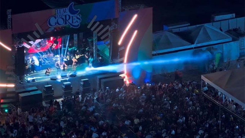 Imagem 1 -   O Luau das Cores 2024 se destacou ainda pela organização e segurança, que foi promovida por mais de 80 agentes e sem o registro de ocorrências. O trabalho foi intenso também por parte da Secretaria Municipal de Saúde, em parceria com o Corpo de Bombeiros, nos três pontos de saúde instalados no evento e no hospital municipal.  Além de movimentar o turismo e o comércio local, a festa teve a estrutura ampliada para dar mais comodidade ao público. O evento reuniu centenas de grossenses e turistas de várias partes da região e até de outros estados, e se destacou ainda pela alegria e pela diversidade de ritmos em mais de 8 horas de festa. 