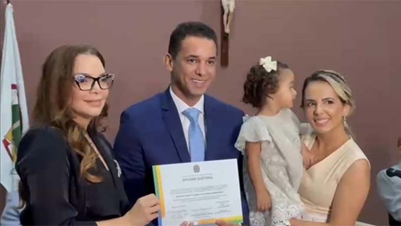 Imagem 1 - A cerimônia aconteceu no Fórum Desembargador Silveira Martins. Allyson obteve uma votação histórica de 113.121 votos, nunca antes vista no município, chegando a 78,02% dos votos válidos dados a todos os candidatos. A solenidade, conduzida pela juíza eleitoral da 34ª Zona, Cinthia Cibele Diniz de Medeiros, marcou também a diplomação dos 21 vereadores eleitos no pleito municipal realizado no dia 6 de outubro. Em sua fala, o prefeito agradeceu mais uma vez ao povo de Mossoró pela votação histórica que recebeu. Imagem 1 - A cerimônia aconteceu no Fórum Desembargador Silveira Martins. Allyson obteve uma votação histórica de 113.121 votos, nunca antes vista no município, chegando a 78,02% dos votos válidos dados a todos os candidatos. A solenidade, conduzida pela juíza eleitoral da 34ª Zona, Cinthia Cibele Diniz de Medeiros, marcou também a diplomação dos 21 vereadores eleitos no pleito municipal realizado no dia 6 de outubro. Em sua fala, o prefeito agradeceu mais uma vez ao povo de Mossoró pela votação histórica que recebeu.