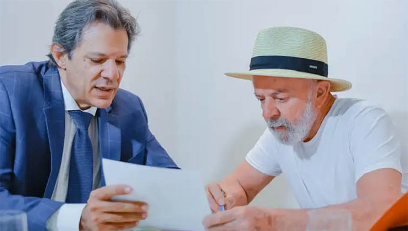 Imagem 1 -  Haddad diz que Lula manifestou preocupação com a votação do pacote fiscal. O ministro da Fazenda se reuniu com o presidente da República, Luiz Inácio Lula da Silva, na residência do presidente na capital paulista, onde se recupera de uma cirurgia de emergência feita na semana passada para conter um sangramento intracraniano. “[Lula] fez um apelo para que as medidas não sejam desidratadas”, disse o ministro. “Nós temos aí um conjunto de medidas que garantem a robustez do arcabouço fiscal. Estamos muito convencidos de que vamos continuar cumprindo as metas”, disse Haddad.