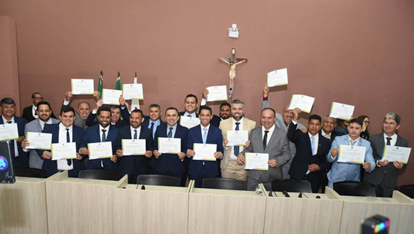 Imagem 1 -  Vereadores eleitos e reeleitos são diplomados pela Justiça Eleitoral em Mossoró. A diplomação aconteceu nesta segunda-feira (16), no auditório do Fórum Desembargador Silveira Martins. A solenidade foi presidida pela juíza da 34ª Zona Eleitoral, Cínthia Cibele Diniz de Medeiros. O ato oficializou os resultados das urnas e habilitou os políticos a assumirem seus mandatos a partir de 1º de janeiro de 2025. A cerimônia reuniu, além deles, outras autoridades locais e familiares dos eleitos e reeleitos. 