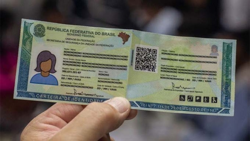 Imagem 1 -  A Nova Carteira de Identidade Nacional (CIN) é uma inovação do Governo Federal para reduzir as fraudes, melhorar os cadastros administrativos e qualificar o acesso a serviços públicos digitais. O documento possibilita um acesso mais seguro (conta Ouro) aos mais de 4.500 serviços digitais disponíveis no portal GOV.BR. De acordo com dados divulgados nesta segunda-feira, 16 de dezembro, pelo Ministério da Gestão e da Inovação em Serviços Públicos (MGI), a CIN já está nas mãos de mais de 17 milhões de brasileiros. Todas as pessoas têm até o ano de 2032 para fazer a troca do seu documento pela nova identidade, sendo a primeira via gratuita para todos. Atualmente, a CIN é emitida em todos os estados brasileiros. Acesse o gov.br/identidade e saiba como emitir a sua CIN em seu estado.