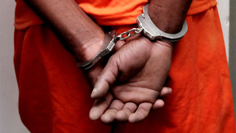 Imagem 1 - Suspeito de agredir a ex-companheira por ciúmes é preso em Alto do Rodrigues. O homem foi preso nesta segunda-feira (16), em uma fábrica de cerâmica do município. Segundo as investigações, o suspeito agrediu brutalmente sua ex-companheira, alegando que ela o havia traído. A vítima ficou bastante machucada. Ele fugiu depois do crime. Após a prisão, o agressor foi conduzido a delegacia e, em seguida, deixado no sistema prisional, onde ficará à disposição da justiça. Imagem 1 - Suspeito de agredir a ex-companheira por ciúmes é preso em Alto do Rodrigues. O homem foi preso nesta segunda-feira (16), em uma fábrica de cerâmica do município. Segundo as investigações, o suspeito agrediu brutalmente sua ex-companheira, alegando que ela o havia traído. A vítima ficou bastante machucada. Ele fugiu depois do crime. Após a prisão, o agressor foi conduzido a delegacia e, em seguida, deixado no sistema prisional, onde ficará à disposição da justiça.