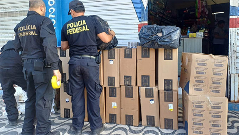 Imagem 1 - PF prende três suspeitos em operação de combate ao contrabando de cigarros em Mossoró e Martins. As prisões aconteceram na manhã desta terça-feira (17), no âmbito da Operação Predadores Urbanos, deflagrada pela Polícia Federal para investigar atividades voltadas à prática de contrabando de cigarros, descaminho e organização criminosa no Rio Grande do Norte. Segundo as investigações, o grupo criminoso transportava cigarros de origem estrangeira, sem registro no país, até depósitos, casas e comércios, situados nas cidades de Mossoró e Martins, A partir destas cidades, o contrabando era vendido em cidades circunvizinhas. Imagem 1 - PF prende três suspeitos em operação de combate ao contrabando de cigarros em Mossoró e Martins. As prisões aconteceram na manhã desta terça-feira (17), no âmbito da Operação Predadores Urbanos, deflagrada pela Polícia Federal para investigar atividades voltadas à prática de contrabando de cigarros, descaminho e organização criminosa no Rio Grande do Norte. Segundo as investigações, o grupo criminoso transportava cigarros de origem estrangeira, sem registro no país, até depósitos, casas e comércios, situados nas cidades de Mossoró e Martins, A partir destas cidades, o contrabando era vendido em cidades circunvizinhas.