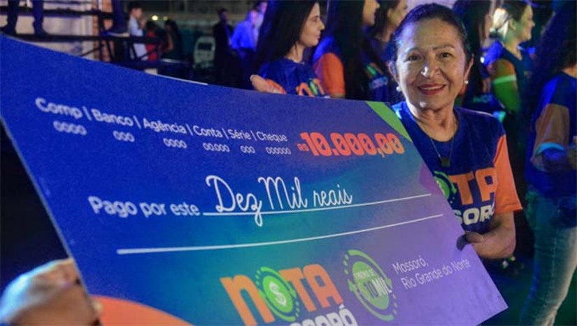 Imagem 1 - A entrega da premiação ocorrerá nesta quarta-feira (18), a partir das 19 horas, na Estação das Artes Poeta Elizeu Ventania, dentro do projeto “Estação Natal”. Os prêmios variam de R$ 10 mil a R$ 3,5 mil. O programa, criado em 2023, incentiva à emissão de Nota Fiscal Eletrônica de Serviços (NFS-e) e distribui R$ 25 mil em prêmios a cada sorteio. A cada R$ 30 contratados, o participante ganha um cupom e concorre aos prêmios. Para participar do programa, os cidadãos devem se inscrever apenas uma vez no site nota.mossoro.rn.gov.br e, ao realizar a contratação de serviços na cidade, tais como: consultas e exames médicos, salão de beleza, reparo de veículos, escolas, pet shop, entre outros, deve pedir a inclusão do CPF na nota fiscal de serviços emitida. Imagem 1 - A entrega da premiação ocorrerá nesta quarta-feira (18), a partir das 19 horas, na Estação das Artes Poeta Elizeu Ventania, dentro do projeto “Estação Natal”. Os prêmios variam de R$ 10 mil a R$ 3,5 mil. O programa, criado em 2023, incentiva à emissão de Nota Fiscal Eletrônica de Serviços (NFS-e) e distribui R$ 25 mil em prêmios a cada sorteio. A cada R$ 30 contratados, o participante ganha um cupom e concorre aos prêmios. Para participar do programa, os cidadãos devem se inscrever apenas uma vez no site nota.mossoro.rn.gov.br e, ao realizar a contratação de serviços na cidade, tais como: consultas e exames médicos, salão de beleza, reparo de veículos, escolas, pet shop, entre outros, deve pedir a inclusão do CPF na nota fiscal de serviços emitida.