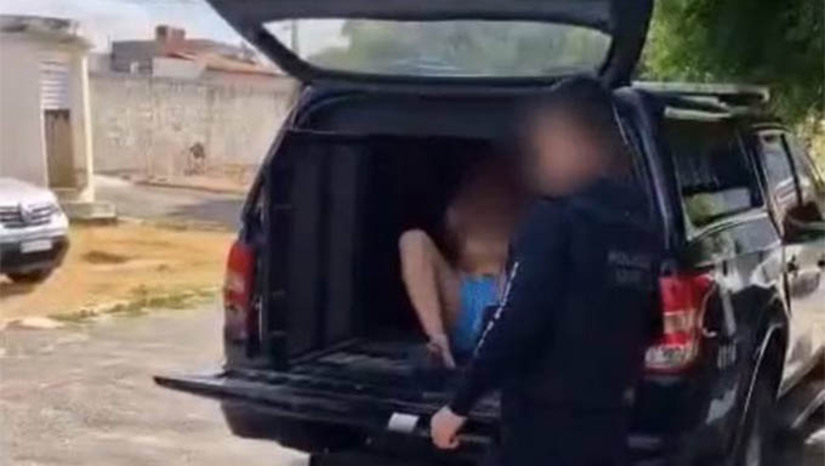 Imagem 1 - Polícia prende suspeitos de roubo de cargas ocorridos entre Messias Targino e Campo Grande. As prisões aconteceram nesta terça-feira (17), no município de Janduís. Pedro Henrique Matias, o “Petica”, Sebastião Gomes Borges, o “Criança”, e Higo Lopes Praxedes, o “Boneco”, são investigados por diversos roubos de carga na BR 226, entre os municípios de Messias Targino e Campo Grande-RN. Vários caminhoneiros foram abordados nos últimos meses. A carga era roubada mediante violência, com uso de armas de fogo. Posteriormente, era revendida para empresários da PB, CE e RN, que são investigados por crime de receptação qualificada. Segundo a PCRN, um dos investigados, líder do grupo, movimentou mais de 200 mil reais em menos de um ano. Imagem 1 - Polícia prende suspeitos de roubo de cargas ocorridos entre Messias Targino e Campo Grande. As prisões aconteceram nesta terça-feira (17), no município de Janduís. Pedro Henrique Matias, o “Petica”, Sebastião Gomes Borges, o “Criança”, e Higo Lopes Praxedes, o “Boneco”, são investigados por diversos roubos de carga na BR 226, entre os municípios de Messias Targino e Campo Grande-RN. Vários caminhoneiros foram abordados nos últimos meses. A carga era roubada mediante violência, com uso de armas de fogo. Posteriormente, era revendida para empresários da PB, CE e RN, que são investigados por crime de receptação qualificada. Segundo a PCRN, um dos investigados, líder do grupo, movimentou mais de 200 mil reais em menos de um ano.