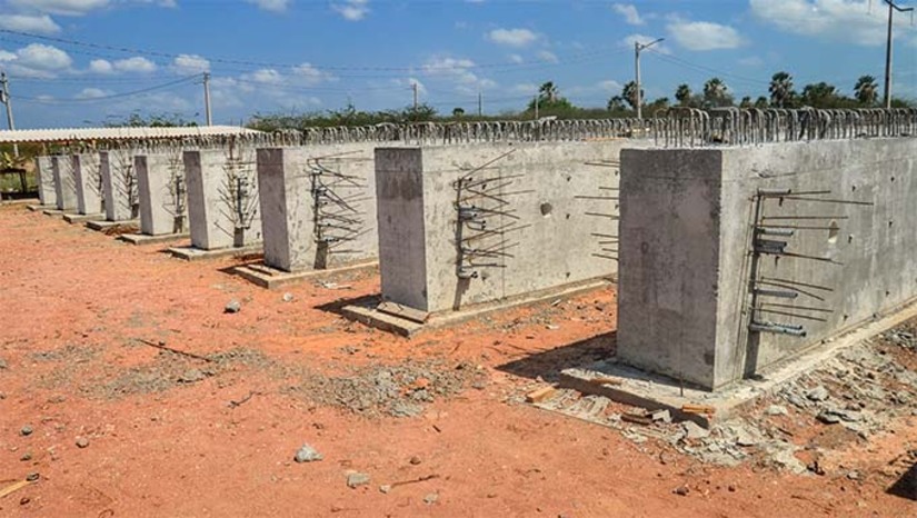 Imagem 1 -  A construção está avançando rapidamente, com equipes trabalhando em várias frentes para garantir a conclusão da obra. A execução do projeto conta com tecnologia de ponta e mão de obra especializada. Segundo o secretario de infraestrutura , Rodrigo Lima, a pavimentação já está com capeamento em 5 km, os pilares já estão prontos para receber as vigas, com 140 metros cada uma e os pilares sendo concretados.  O complexo viário irá facilitar o acesso a diversos pontos da cidade, interligando às BRs 110 e 304. Maior obra de infraestrutura executada pela Prefeitura de Mossoró.