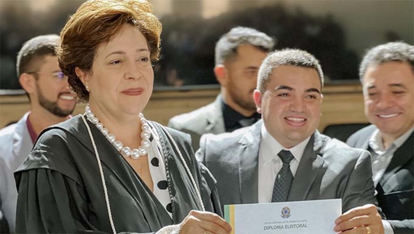 Imagem 1 -  Prefeito, vice-prefeito, vereadores e suplentes receberam seus diplomas em um evento presidido pela juíza eleitoral da 58ª Zona Eleitoral, Carla Virgínia Portela, acompanhada pelo promotor Paulo Carvalho Ribeiro e Jailson Cardoso da Costa, chefe do cartório eleitoral.  Foram diplomados o prefeito eleito Kênio Azevedo, o vice Cione Filho e os vereadores Juninho Maia, Lívia Azevedo, Thiago Freitas, Aécio Costa, Benigno Moura, Francisca Veras, Ozaide Cordeiro, Eney Moura e Jeu Costa.  Em seu discurso, visivelmente emocionado, Kênio Azevedo destacou a gratidão e responsabilidade que marcam o início de sua trajetória como prefeito de Serra do Mel.  “Agradeço a cada um que votou e confiou em mim. A nossa vitória é a vitória de todos que acreditam em um futuro melhor para nossa cidade”, afirmou.