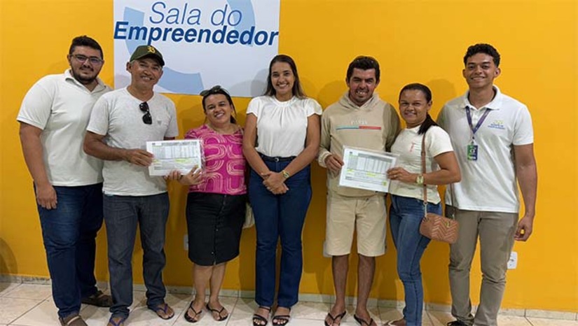 Imagem 1 -  Ao longo do ano de 2024, mais de 50 empreendedores foram beneficiados, totalizando R$ 381.100,00 em créditos. Os atendimentos ocorreram na Sala do Empreendedor, sob a coordenação da Escola de Governo e Desenvolvimento Econômico, que também contou com o suporte do Sebrae-RN na formalização e capacitação dos beneficiários ao longo do ano.  Os serviços ofertados refletem o compromisso da Prefeitura de Upanema em apoiar o empreendedorismo, promovendo o crescimento sustentável dos pequenos negócios e fortalecendo a economia do município, que se posiciona com um polo de desenvolvimento para novos e pequenos empreendimentos, fruto do crédito facilitado e o suporte de parceiros como o Sebrae.