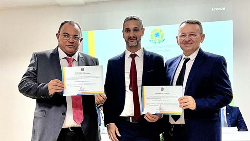Imagem 1 -  Em seu discurso, Salomão Gomes agradeceu à população de Felipe Guerra pela confiança e destacou sua trajetória política, marcada por anos de serviço público e dedicação ao município. "Em uma votação histórica, consolidamos nossa democracia e reafirmamos o compromisso de continuar administrando com responsabilidade. Posso afirmar que o povo de Felipe Guerra continuará no caminho certo", declarou Salomão Gomes. A diplomação representa a última etapa do processo eleitoral, garantindo que os eleitos possam tomar posse em janeiro de 2025 para exercer seus mandatos. 