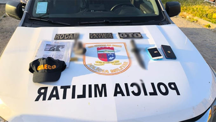 Imagem 1 -  Operação visa desarticular grupo suspeito de tráfico e de monitorar policiais em Angicos . A operação “Lei e Ordem IV” foi deflagrada na manhã desta quarta-feira (18), pelo Ministério Público do Rio Grande do Norte (MPRN). O grupo investigado tem por prática monitorar a rotina de policiais da cidade através de áudio, fotos e vídeos em aplicativos de troca de mensagens. A ação cumpriu seis mandados de busca e apreensão nas residências de suspeitos. Há informações de um confronto entre suspeitos e policiais, que teria resultado na morte de suspeitos. O MH está apurando os fatos.