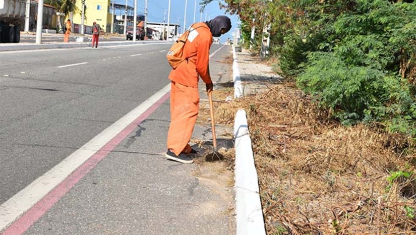 Imagem 1 - O trabalho está sendo intensificado devido a proximidade do veraneio, período do ano que Tibau recebe centenas de turistas e visitantes. O município de Tibau está locado há 40 quilômetros de Mossoró, com ótimo acesso. Neste período do ano, chega a receber mais do que dez vezes o seu número de habitantes. Durante o mutirão, a prefeita Lidiane reforça que a prefeitura está trabalhando para manter a cidade limpa e pede que os veranistas também façam sua parte. “Manter a cidade limpa é um dever de todos. Agora é preciso que todos colaborem, descartando corretamente o lixo. Juntos, cuidamos da nossa cidade com responsabilidade e respeito”, disse a prefeita. Imagem 1 - O trabalho está sendo intensificado devido a proximidade do veraneio, período do ano que Tibau recebe centenas de turistas e visitantes. O município de Tibau está locado há 40 quilômetros de Mossoró, com ótimo acesso. Neste período do ano, chega a receber mais do que dez vezes o seu número de habitantes. Durante o mutirão, a prefeita Lidiane reforça que a prefeitura está trabalhando para manter a cidade limpa e pede que os veranistas também façam sua parte. “Manter a cidade limpa é um dever de todos. Agora é preciso que todos colaborem, descartando corretamente o lixo. Juntos, cuidamos da nossa cidade com responsabilidade e respeito”, disse a prefeita.