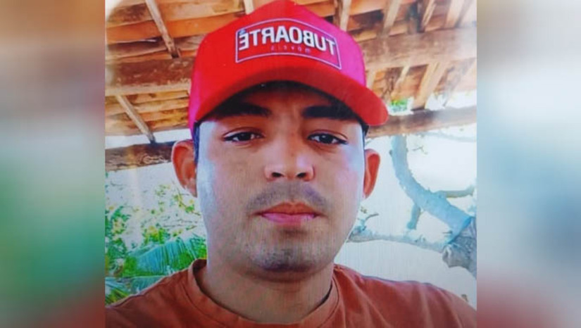 Imagem 1 -  Jovem é morto a tiros enquanto trafegava em uma motocicleta, em Apodi. O crime aconteceu no início da manhã desta quarta-feira (18). A vítima foi identificada como Gean Carlos Dantas Fernandes, de 23 anos. Ele trafegava em uma motocicleta, por uma estrada carroçável do bairro Cruz de Alma, quando foi surpreendido e morto com vários disparos de arma de fogo. Ainda não há qualquer informação sobre a autoria e nem sobre a motivação do crime. A Polícia Civil vai investigar o caso.