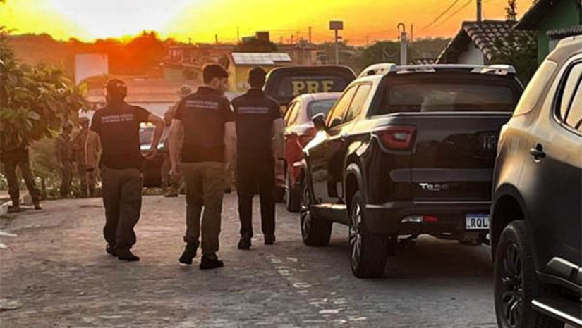 Imagem 1 -  Trio morre em confronto com a PM durante operação de combate a grupo criminoso em Angicos. O confronto aconteceu na manhã desta quarta-feira (18), no momento em que policiais militares buscavam cumprir mandados de busca e apreensão, expedidos no âmbito da operação Lei e Ordem IV, do MPRN, nas residências de suspeitos de envolvimento com o tráfico de drogas e formação de organização criminosa. Os suspeitos teriam recebido os policiais a tiros, momento em que houve revide. Três homens foram alvejados e não resistiram.