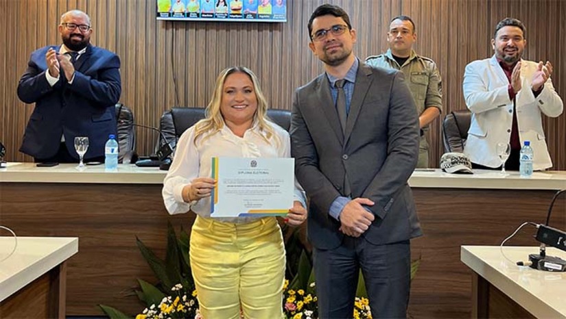 Imagem 1 -  Cinthia obteve uma votação de 4.713 votos chegando a 55,17% dos votos válidos dados a todos os candidatos no pleito de 6 de outubro. A solenidade, conduzida pelo Juiz eleitoral da 32ª Zona, Emanoel Telino Monteiro, marcou também a diplomação dos 09 vereadores eleitos no pleito municipal. Em seu discurso, a prefeita agradeceu mais uma vez ao povo de Grossos pela votação e pela confiança na sua gestão. “O sentimento é de compromisso renovado com cada cidadão de Grossosense. Reitero meu compromisso de continuar trabalhando incansavelmente por Grossos, com a democracia e os valores que me guiam, respeito, transparência e trabalho, a minha gestão sempre será do povo e para o povo” declarou a prefeita.