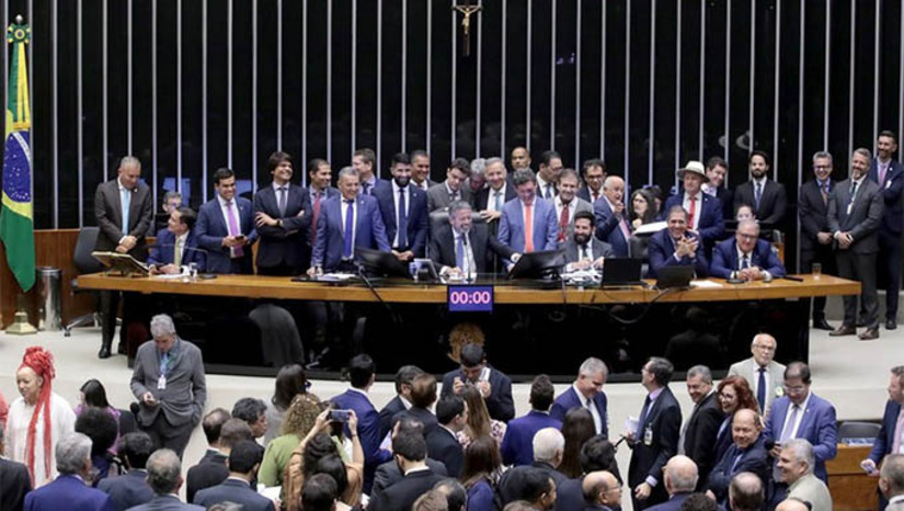 Imagem 1 -  “É um passo fundamental para impulsionar o desenvolvimento econômico”. O presidente Lula celebrou a aprovação pelo Congresso Nacional da regulamentação da reforma tributária. Considerada histórica e a primeira articulada em um ambiente democrático, o texto, aprovado nesta terça-feira (17), dá fim a décadas de espera. O PL, que, entre outras coisas, zera o imposto para itens da cesta básica e redução de impostos para medicamentos, aguarda sanção presidencial. “Após 40 anos de discussões, conseguimos construir e aprovar uma proposta que vai garantir um sistema tributário mais simples, eficiente, justo e transparente”, comemorou o presidente; veja pontos aprovados. 