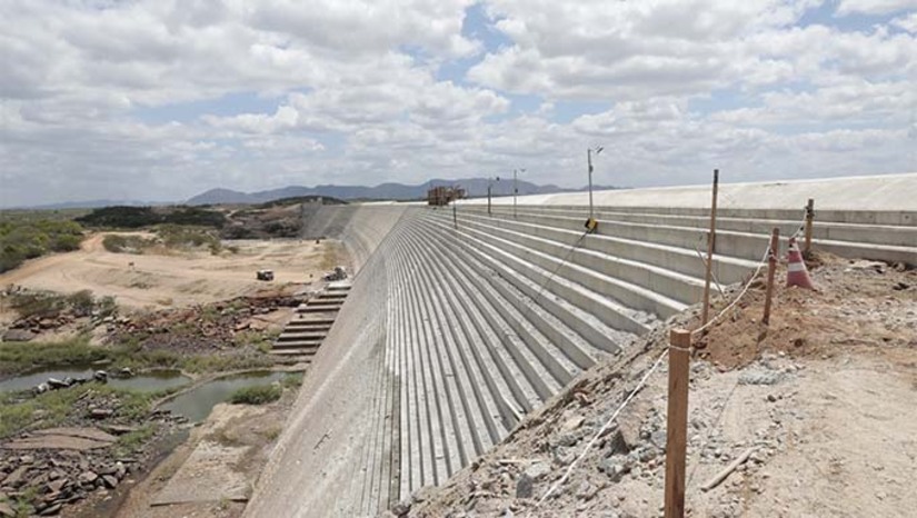 Imagem 1 -  Terceiro maior reservatório do Rio Grande do Norte, a Barragem Oiticica está pronta para receber as águas da próxima temporada de chuvas no Semiárido Potiguar, elevando para quase 5 bilhões de metros cúbicos a capacidade que os mais de 50 açudes, lagoas e barragens públicas monitoradas pelo governo do Estado têm de acumular água de boa qualidade para o consumo humano e produção agrícola. Na manhã desta quarta-feira (18), a governadora Fátima Bezerra esteve em Oiticica para acompanhar a última etapa do trabalho de concretagem da parede, marcando assim o fim das obras do reservatório, o segundo de grande porte construído na Bacia Hidrográfica Piranhas/Açu.