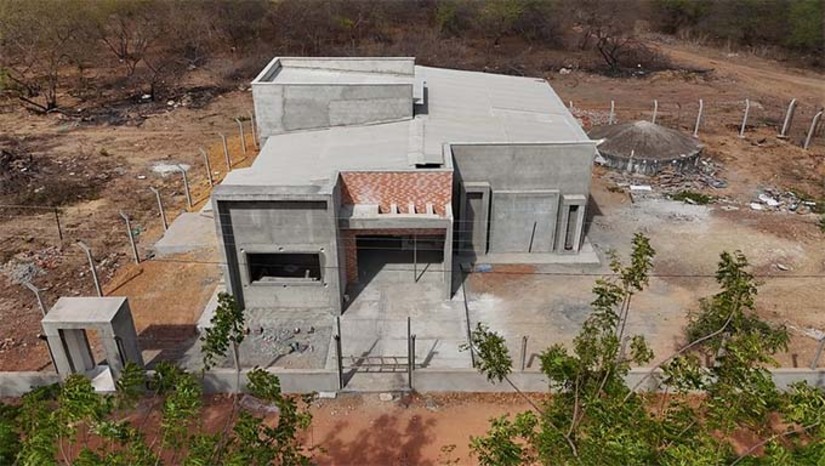 Imagem 1 - O novo prédio vai substituir o antigo da escola Municipal Pedro Fernandes Ribeiro na comunidade São José, zona rural de Mossoró, que não mais oferecia condições necessárias para os estudantes e professores, sendo necessária a sua demolição. A Escola Municipal Pedro Fernandes Ribeiro será totalmente estruturada e equipada para oferecer uma educação de melhor qualidade à população. Com investimento no valor total previsto de R$ 541.439,59. A previsão é que o equipamento seja entregue em breve, proporcionando um ambiente acolhedor e propício ao aprendizado dos alunos. A escola terá recepção; duas salas de aula; secretaria; e banheiros acessíveis para pessoas com deficiência (PcD), sendo um masculino e um feminino. Além disso, possui circulação, depósito para material de limpeza (DML), almoxarifado, cozinha, refeitório, ambientes climatizados e capacidade para receber até 110 alunos, da Educação Infantil aos anos iniciais do Ensino Fundamental. Imagem 1 - O novo prédio vai substituir o antigo da escola Municipal Pedro Fernandes Ribeiro na comunidade São José, zona rural de Mossoró, que não mais oferecia condições necessárias para os estudantes e professores, sendo necessária a sua demolição. A Escola Municipal Pedro Fernandes Ribeiro será totalmente estruturada e equipada para oferecer uma educação de melhor qualidade à população. Com investimento no valor total previsto de R$ 541.439,59. A previsão é que o equipamento seja entregue em breve, proporcionando um ambiente acolhedor e propício ao aprendizado dos alunos. A escola terá recepção; duas salas de aula; secretaria; e banheiros acessíveis para pessoas com deficiência (PcD), sendo um masculino e um feminino. Além disso, possui circulação, depósito para material de limpeza (DML), almoxarifado, cozinha, refeitório, ambientes climatizados e capacidade para receber até 110 alunos, da Educação Infantil aos anos iniciais do Ensino Fundamental.