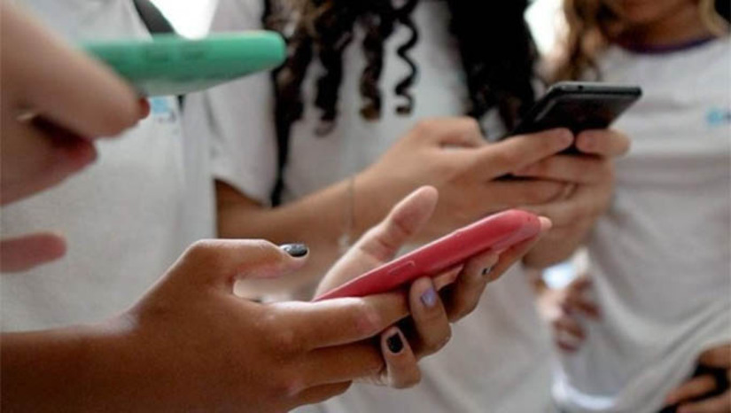 Imagem 1 - PL que proíbe uso de celulares por estudantes nas escolas segue para sanção presidencial. O PL 4.932/2024, de autoria da Câmara dos Deputados, foi aprovado no Senado nesta quarta-feira (18). Com o propósito de proteger a saúde mental, física e psíquica de crianças e adolescentes, o projeto proíbe o uso de celulares durante as aulas, o recreio e os intervalos, com exceções para fins pedagógicos ou em casos de emergência. A utilização desses dispositivos também é permitida para garantir a acessibilidade, inclusão e atender às condições de saúde dos estudantes. Imagem 1 - PL que proíbe uso de celulares por estudantes nas escolas segue para sanção presidencial. O PL 4.932/2024, de autoria da Câmara dos Deputados, foi aprovado no Senado nesta quarta-feira (18). Com o propósito de proteger a saúde mental, física e psíquica de crianças e adolescentes, o projeto proíbe o uso de celulares durante as aulas, o recreio e os intervalos, com exceções para fins pedagógicos ou em casos de emergência. A utilização desses dispositivos também é permitida para garantir a acessibilidade, inclusão e atender às condições de saúde dos estudantes.