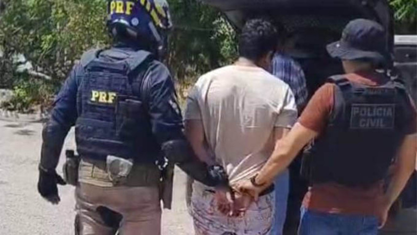 Imagem 1 - Caso João Dias: último suspeito de participação na morte do prefeito é preso em Mossoró. A prisão aconteceu na manhã desta quinta-feira (19), no KM 25 da BR-304. A ação foi realizada pela Polícia Civil e contou com o apoio da Polícia Rodoviária Federal. Ao todo, sete homens teriam participado diretamente do crime que vitimou Francisco Damião de Oliveira, conhecido como Marcelo Oliveira, e seu pai, Sandi Alves de Oliveira, no dia 27 de agosto de 2024. Cinco deles já haviam sido presos anteriormente e um foi encontrado morto em outubro. O sétimo suspeito, preso nesta quinta-feira, foi identificado como Thomas Vitor Soares Pereira Tomaz. Imagem 1 - Caso João Dias: último suspeito de participação na morte do prefeito é preso em Mossoró. A prisão aconteceu na manhã desta quinta-feira (19), no KM 25 da BR-304. A ação foi realizada pela Polícia Civil e contou com o apoio da Polícia Rodoviária Federal. Ao todo, sete homens teriam participado diretamente do crime que vitimou Francisco Damião de Oliveira, conhecido como Marcelo Oliveira, e seu pai, Sandi Alves de Oliveira, no dia 27 de agosto de 2024. Cinco deles já haviam sido presos anteriormente e um foi encontrado morto em outubro. O sétimo suspeito, preso nesta quinta-feira, foi identificado como Thomas Vitor Soares Pereira Tomaz.