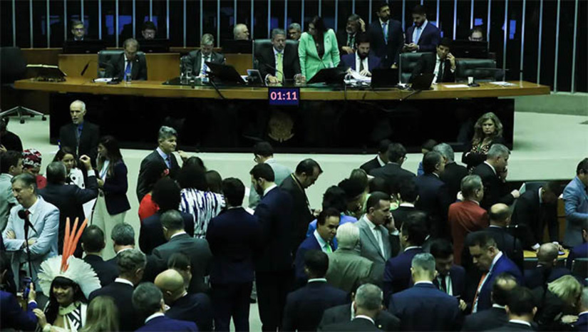 Imagem 1 - Acordo entre governo e deputados resulta na revogação da lei que criou o novo DPVAT. em vez de todas as emendas. Os dois pontos foram aprovados em destaques ao primeiro projeto de lei complementar do pacote de corte de gastos. Na noite de terça-feira (17), os deputados tinham aprovado o texto-base por larga margem, 318 votos a favor (eram necessários 257) e 149 contrários. No entanto, a votação dos destaques tinha ficado para esta quarta-feira (18). Imagem 1 - Acordo entre governo e deputados resulta na revogação da lei que criou o novo DPVAT. em vez de todas as emendas. Os dois pontos foram aprovados em destaques ao primeiro projeto de lei complementar do pacote de corte de gastos. Na noite de terça-feira (17), os deputados tinham aprovado o texto-base por larga margem, 318 votos a favor (eram necessários 257) e 149 contrários. No entanto, a votação dos destaques tinha ficado para esta quarta-feira (18).