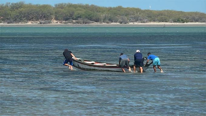 Imagem 1 - O pescador foi identificado como Luis Carlos de Morais, de 64 anos. De acordo com informações repassadas por familiares, ele estava em uma baiteira, pequena embarcação utilizada por pescadores da região, acompanhado por um amigo e uma criança de aproximadamente 8 anos. Durante a pescaria, a embarcação virou após uma forte onda e eles ficaram à deriva, momento que o pescador relatou ao amigo que estava se sentindo mal antes de desaparecer. O amigo e a criança conseguiram nadar até a margem e estão em segurança. Entretanto, Luis Carlos afundou e não retornou à superfície. A polícia militar de Grossos esteve no local e acionou o Corpo de Bombeiros para iniciar as buscas. Amigos e familiares da vítima, com o auxílio de embarcações, estão realizando buscas intensas na região. Apesar dos esforços, o pescador ainda não foi localizado. Imagem 1 - O pescador foi identificado como Luis Carlos de Morais, de 64 anos. De acordo com informações repassadas por familiares, ele estava em uma baiteira, pequena embarcação utilizada por pescadores da região, acompanhado por um amigo e uma criança de aproximadamente 8 anos. Durante a pescaria, a embarcação virou após uma forte onda e eles ficaram à deriva, momento que o pescador relatou ao amigo que estava se sentindo mal antes de desaparecer. O amigo e a criança conseguiram nadar até a margem e estão em segurança. Entretanto, Luis Carlos afundou e não retornou à superfície. A polícia militar de Grossos esteve no local e acionou o Corpo de Bombeiros para iniciar as buscas. Amigos e familiares da vítima, com o auxílio de embarcações, estão realizando buscas intensas na região. Apesar dos esforços, o pescador ainda não foi localizado.
