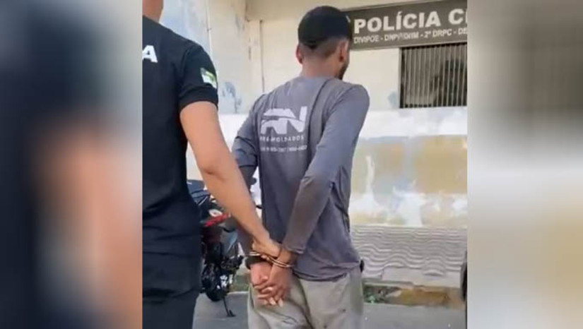 Imagem 1 -  Suspeito de matar funcionário de padaria no mês de outubro é preso em Mossoró. A prisão de Suianderson da Costa Souza, de 23 anos, foi realizada nesta quinta-feira (19), por policiais da 15ª DHPP, com apoio da equipe da 10ª DHPP, no bairro Belo Horizonte, em Mossoró. Ele é suspeito de ser o autor do homicídio que vitimou José Carlos Inácio de Lima Filho, de 18 anos, ocorrido no dia 31 de outubro de 2024, na Rua João Damásio, no Belo Horizonte. As investigações apontaram que o suspeito teria ido ao local para matar desafetos, integrantes de uma facção rival, mas como não os encontrou, atirou contra José Carlos, que estava apenas sentado em uma calçada e não tinha qualquer envolvimento com atividades criminosas. 