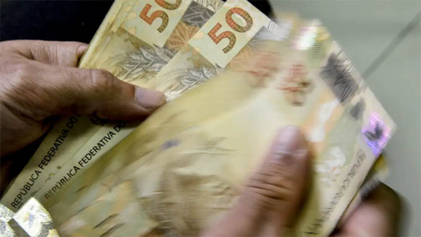 Imagem 1 - Trabalhadores recebem a segunda parcela do 13º nesta sexta-feira, 20. Um dos principais benefícios trabalhistas do país, o décimo terceiro teve a primeira parcela paga até 29 de novembro, conforme a legislação. Segundo o Departamento Intersindical de Estatística e Estudos Socioeconômicos (Dieese), o salário extra injetará R$ 321,4 bilhões na economia neste ano. Em média, cada trabalhador deverá receber R$ 3.096,78, somadas as duas parcelas. Imagem 1 - Trabalhadores recebem a segunda parcela do 13º nesta sexta-feira, 20. Um dos principais benefícios trabalhistas do país, o décimo terceiro teve a primeira parcela paga até 29 de novembro, conforme a legislação. Segundo o Departamento Intersindical de Estatística e Estudos Socioeconômicos (Dieese), o salário extra injetará R$ 321,4 bilhões na economia neste ano. Em média, cada trabalhador deverá receber R$ 3.096,78, somadas as duas parcelas.