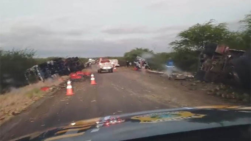 Imagem 1 -  Motorista de caminhão morre em acidente que envolveu 4 veículos na BR-304, em Angicos. O acidente aconteceu por volta das 21h20 desta quinta-feira (19), no KM 179 da BR-304, na altura do município de Angicos. Quatro veículos se envolveram na colisão, sendo três caminhões e um SUV T-Cross. Segundo a PRF, o condutor de um dos caminhões perdeu o controle e bateu numa árvore. Ato contínuo, outro colidiu na sua traseira e atingiu o caminhão que vinha no sentido contrário. Este último, por sua vez, colidiu no automóvel. A vítima morta é um homem de 47 anos, motorista de um dos caminhões.
