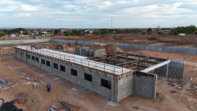 Imagem 1 - O Centro de Tecnologia e Capacitação (CETEC) Padre Sátiro Cavalcanti Dantas, será o equipamento da área educacional erguido na cidade, as obras avançam com equipes trabalhando incansavelmente para garantir que o projeto seja entregue no prazo. O investimento, entre construção e aquisição de equipamentos de última geração, supera R$ 15 milhões e faz parte do programa “Mossoró Realiza”. O Centro terá como foco a formação de crianças, adolescentes e jovens, além de oferecer capacitação para os servidores municipais. Com uma gestão eficiente e equipe comprometida, os prazos estão sendo rigorosamente cumpridos e a qualidade do trabalho está sendo elogiada por especialistas da área. Os avanços diários são evidentes e promissores para o sucesso do empreendimento. Imagem 1 - O Centro de Tecnologia e Capacitação (CETEC) Padre Sátiro Cavalcanti Dantas, será o equipamento da área educacional erguido na cidade, as obras avançam com equipes trabalhando incansavelmente para garantir que o projeto seja entregue no prazo. O investimento, entre construção e aquisição de equipamentos de última geração, supera R$ 15 milhões e faz parte do programa “Mossoró Realiza”. O Centro terá como foco a formação de crianças, adolescentes e jovens, além de oferecer capacitação para os servidores municipais. Com uma gestão eficiente e equipe comprometida, os prazos estão sendo rigorosamente cumpridos e a qualidade do trabalho está sendo elogiada por especialistas da área. Os avanços diários são evidentes e promissores para o sucesso do empreendimento.